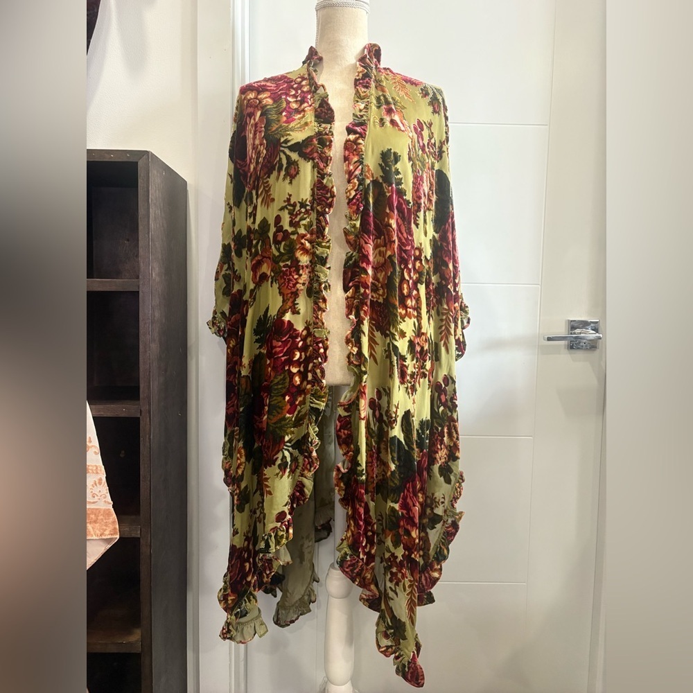 NWT Vintage Floral Velvet Kimono with Ruffle Trim